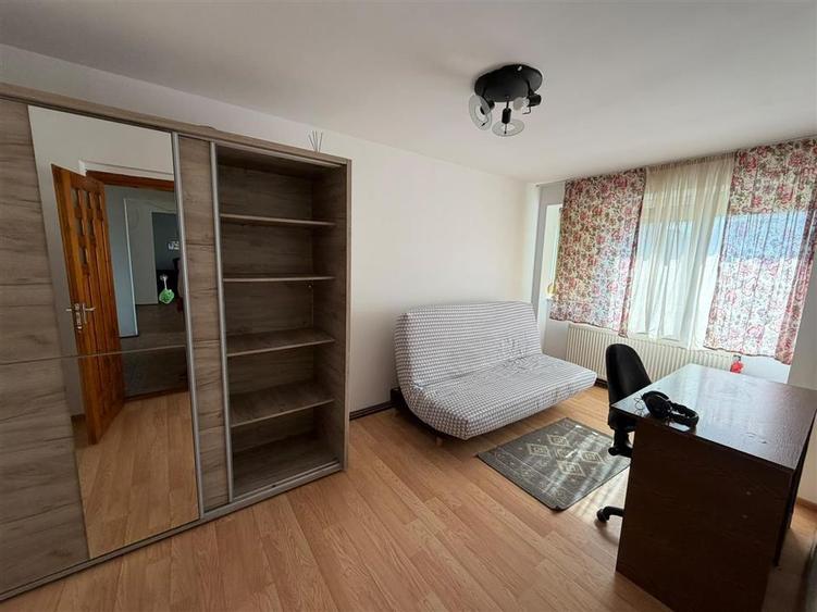 Apartament cu 3 camere decomandat, mobilat în Central