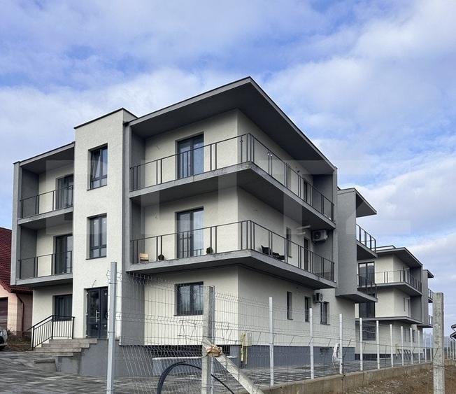 Apartament cu 3 camere semidecomandat, mobilat în Sud