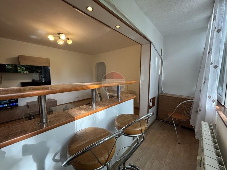Apartament cu 3 camere semidecomandat, mobilat în Apusului