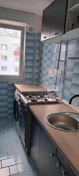 Apartament cu 3 camere semidecomandat, mobilat în Berceni