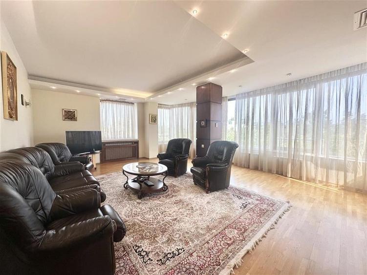 Apartament cu 3 camere decomandat, mobilat în Primăverii