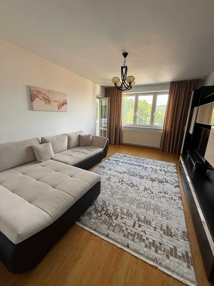Apartament cu 3 camere decomandat în Dealul Cetății