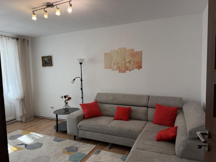 Apartament cu 3 camere decomandat, mobilat în Central