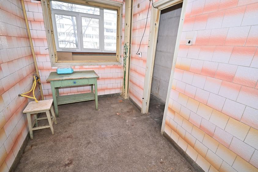 Apartament cu 3 camere semidecomandat în Giulești