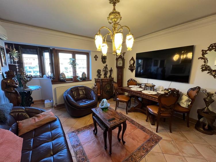 Apartament cu 4 camere decomandat în Iancului