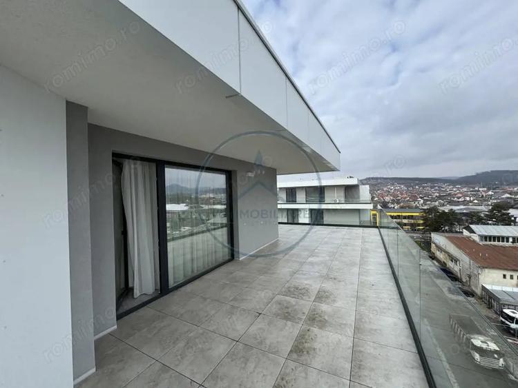 Apartament cu 4 camere decomandat în Central