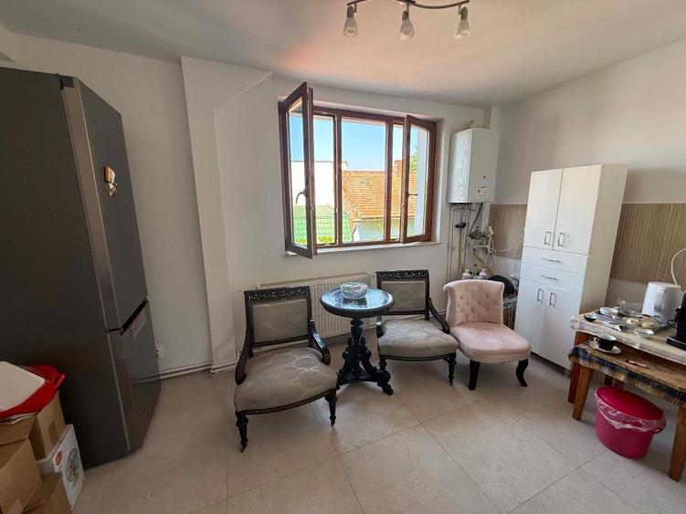 Apartament cu 3 camere semidecomandat în Andrei Mureșanu