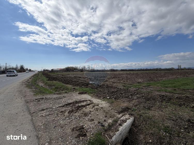 Teren de 9431 mp, în Garoafa