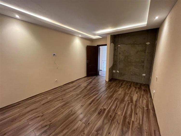 Casă individuală cu 5 camere cu Teren 600 Mp în Exterior Est