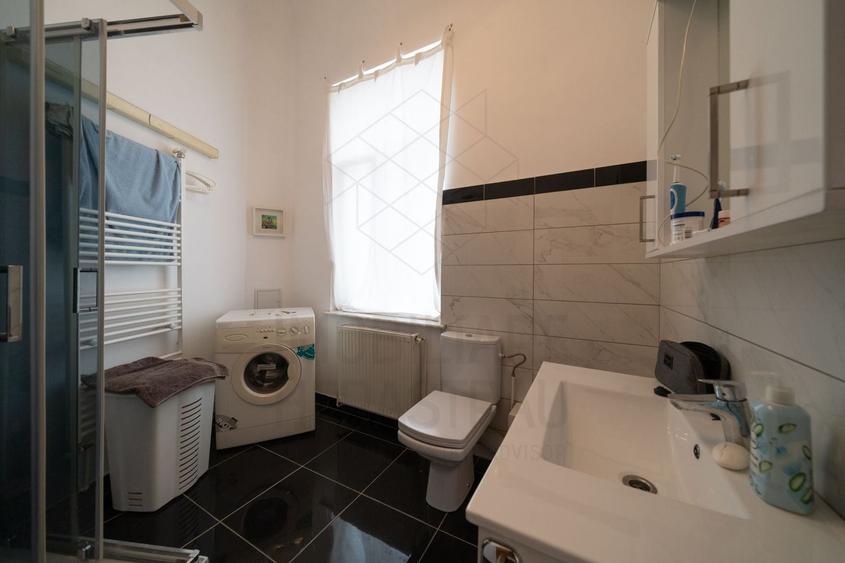 Apartament cu 3 camere semidecomandat, mobilat în P-ța Victoriei