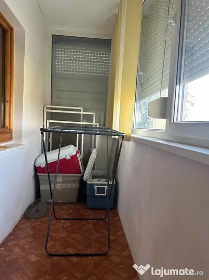 Apartament cu 3 camere semidecomandat în Buzaului