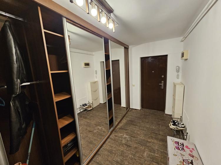 Apartament cu 3 camere decomandat în Drumul Taberei
