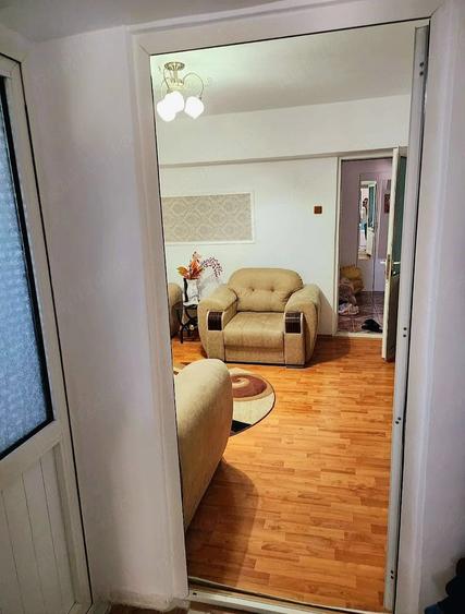 Apartament cu 3 camere semidecomandat în Hârșova