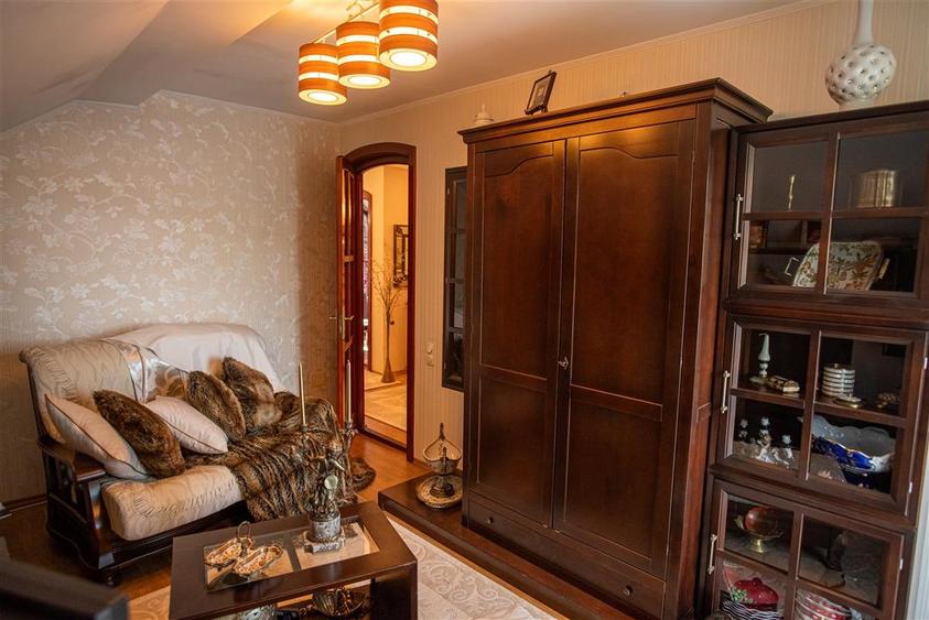 Casă cu 5 camere cu Teren 1229 Mp în Rontău