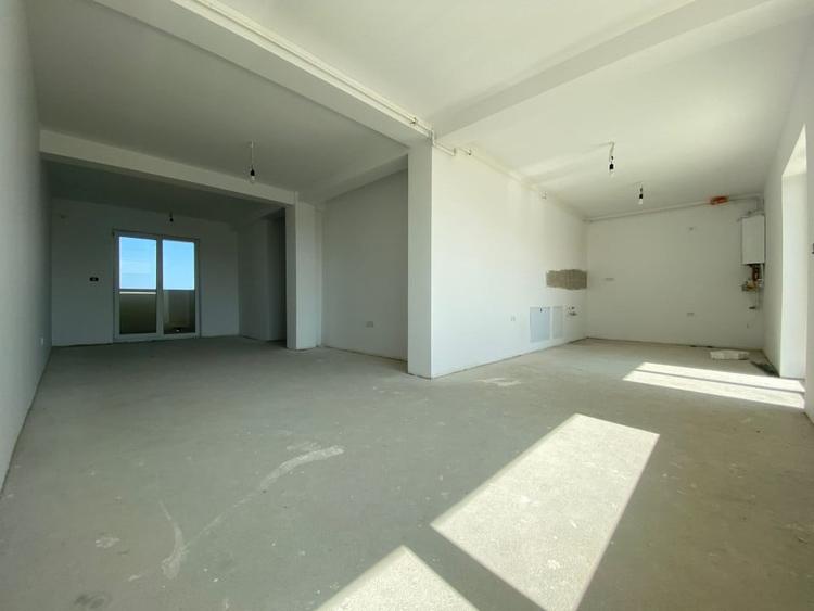 Penthouse cu 3 camere decomandat în Torontalului