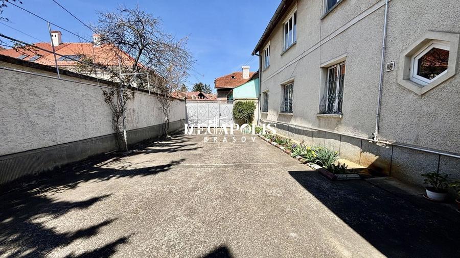 Casă individuală cu 5 camere cu Canalizare în Central