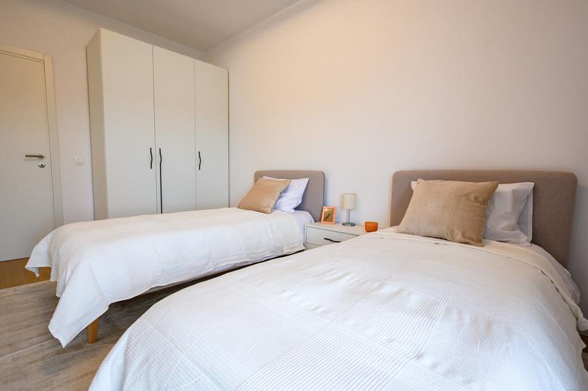 Apartament cu 4 camere decomandat, mobilat în Băneasa