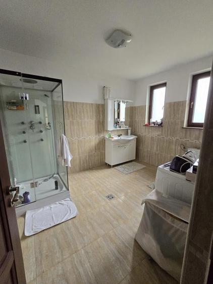 Casă individuală cu 4 camere decomandat cu Garaj în Central