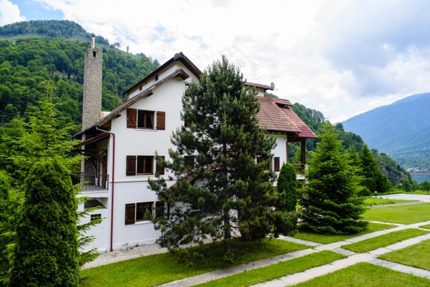 Casă individuală cu 22 camere cu Teren 5000 Mp în Malaia
