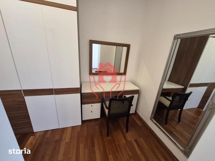 Apartament cu 4 camere decomandat în Est