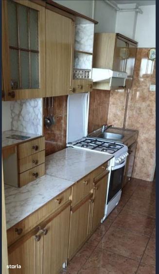 Apartament cu 3 camere decomandat, mobilat în Județean