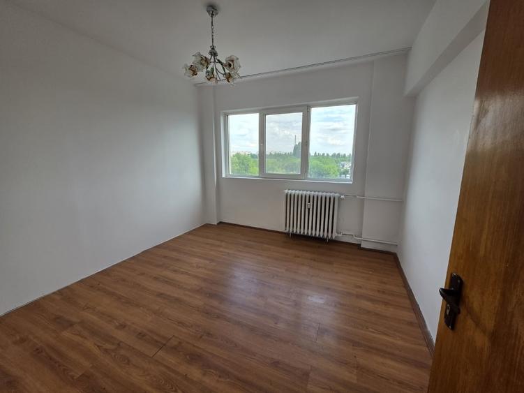 Apartament cu 3 camere decomandat în Zețarilor