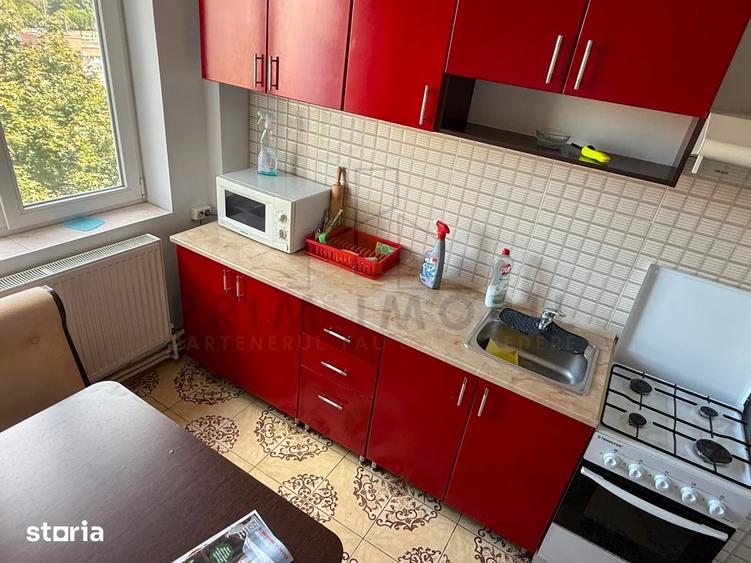 Apartament cu 3 camere în Podu Roș