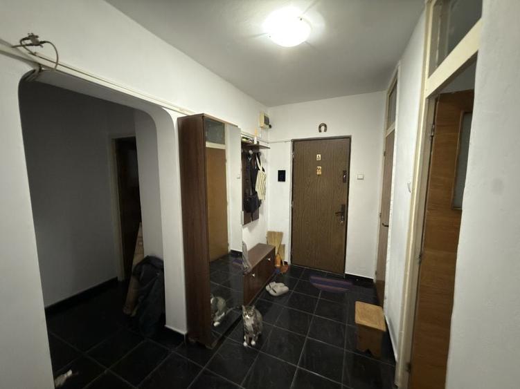 Apartament cu 3 camere decomandat în Obor