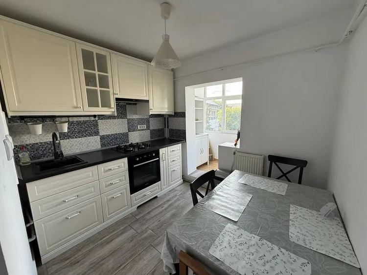 Apartament cu 3 camere decomandat, mobilat în Nicolina