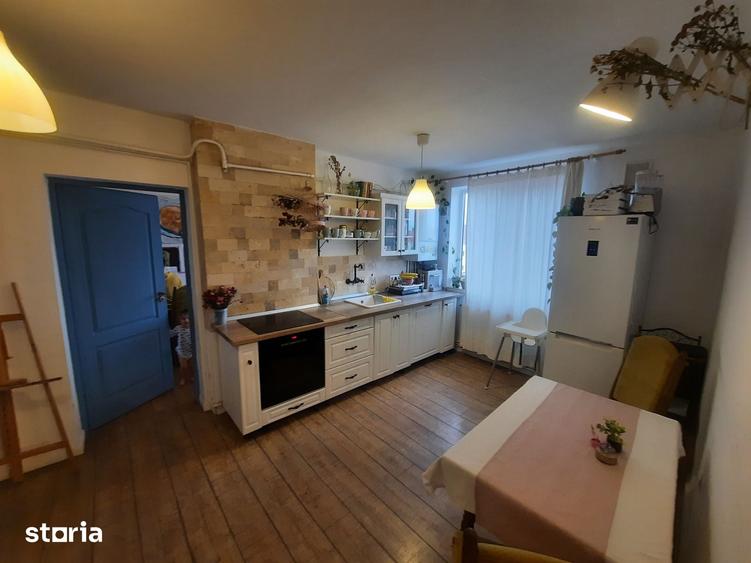 Apartament cu 3 camere semidecomandat în Central