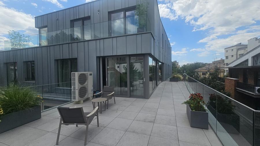 Apartament cu 4 camere decomandat în P-ța Victoriei