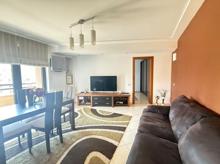 Apartament cu 3 camere semidecomandat în Decebal