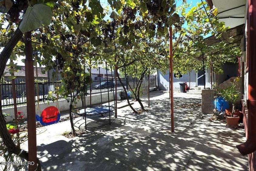 Casă individuală cu 5 camere cu Canalizare în Castelu