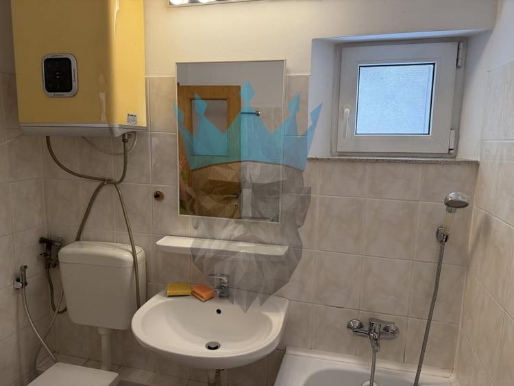 Apartament cu 3 camere semidecomandat, mobilat în P-ța Romană