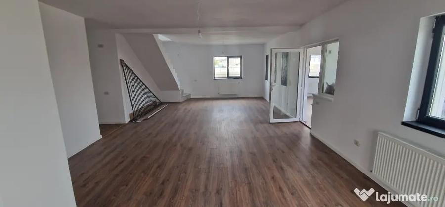 Casă cu 8 camere în Domnești
