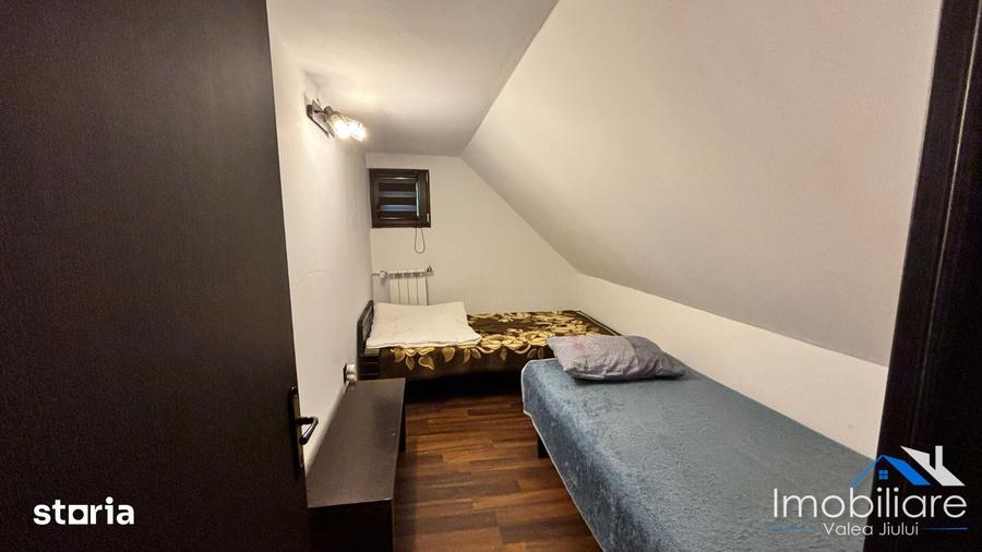Casă cu 5 camere decomandat cu Teren 100 Mp în Petros