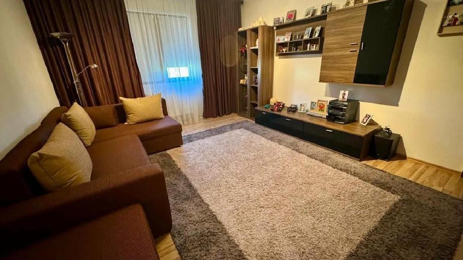 Casă individuală cu 6 camere cu Teren 600 Mp în Central