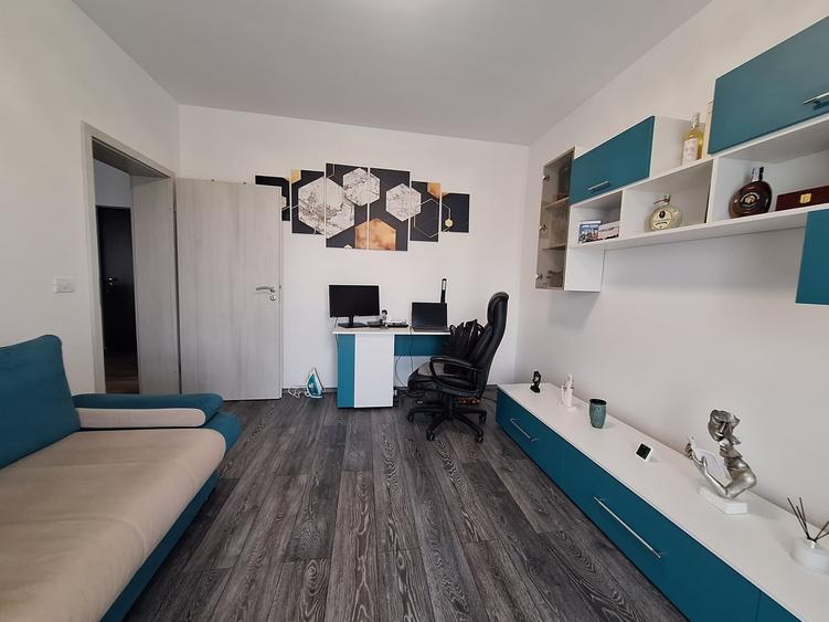 Apartament cu 3 camere semidecomandat, mobilat în Buziașului