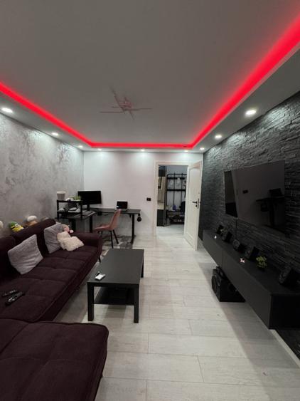 Apartament cu 2 camere semidecomandat, mobilat în 1 Mai
