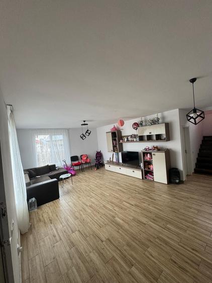 Casă cu 4 camere în Urleta