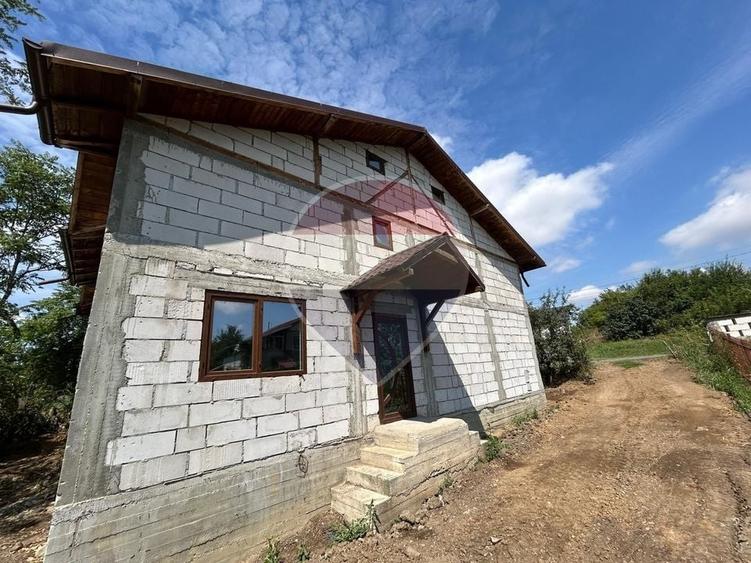 Casă individuală cu 7 camere cu Teren 800 Mp în Măineasca
