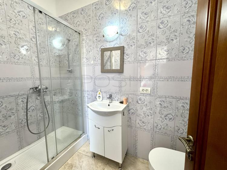 Casă individuală cu 8 camere cu Canalizare în Băneasa