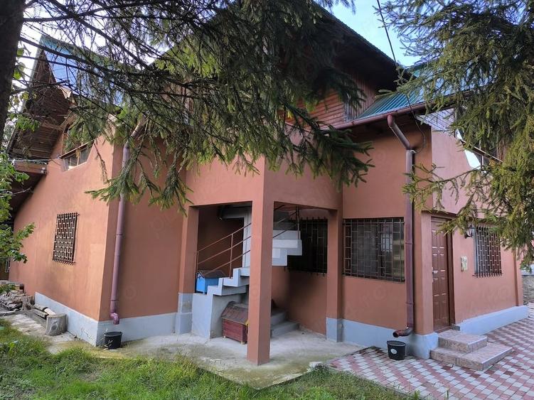 Casă cu 3 camere cu Teren 2100 Mp în Central