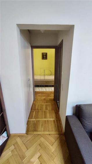Apartament cu 3 camere semidecomandat în Girocului