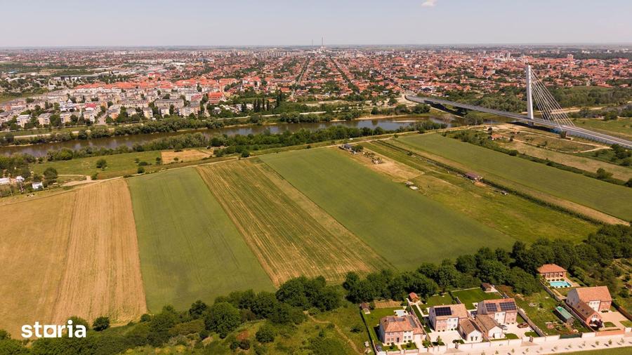 Teren de 4500 mp, în Pârneava