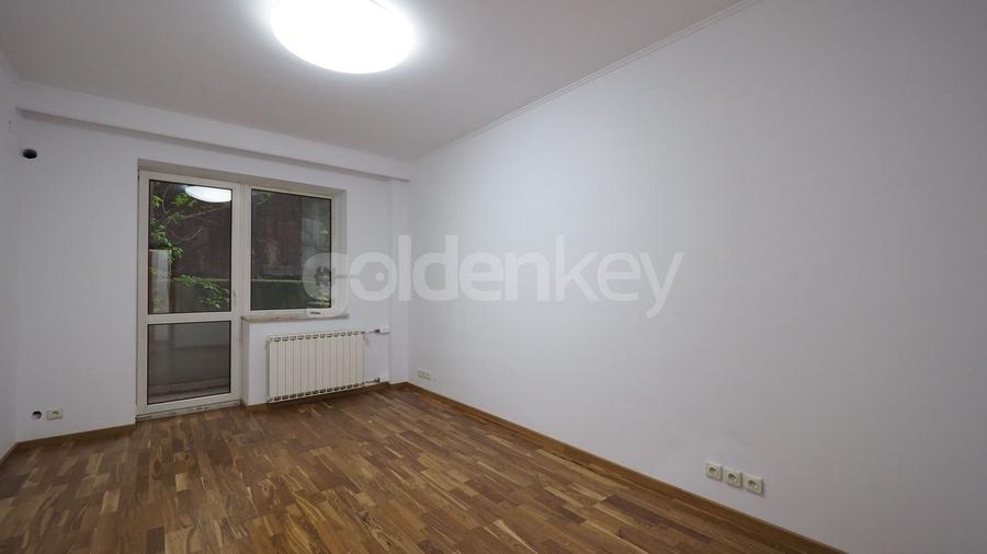 Apartament cu 9 camere decomandat în Aviatorilor