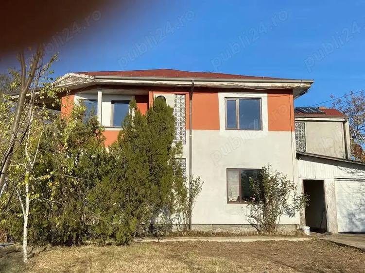 Casă cu 5 camere în Bucșani
