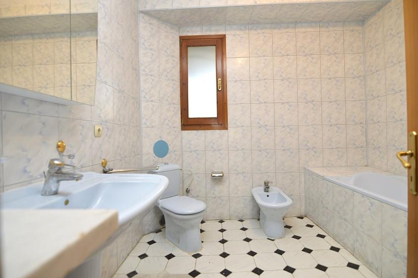 Casă individuală cu 8 camere cu Garaj în Gara de Nord