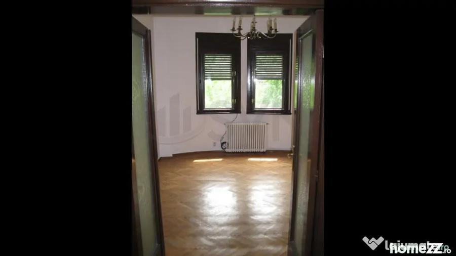 Apartament cu 4 camere decomandat în Primăverii