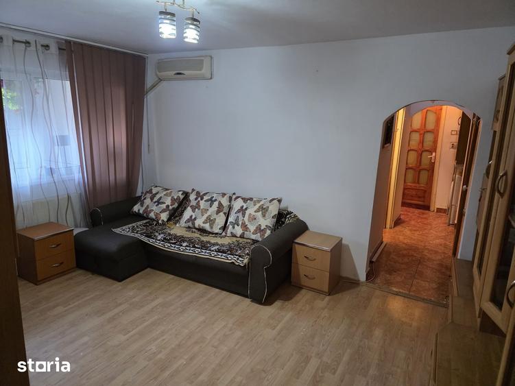 Apartament cu 3 camere semidecomandat în Calea București